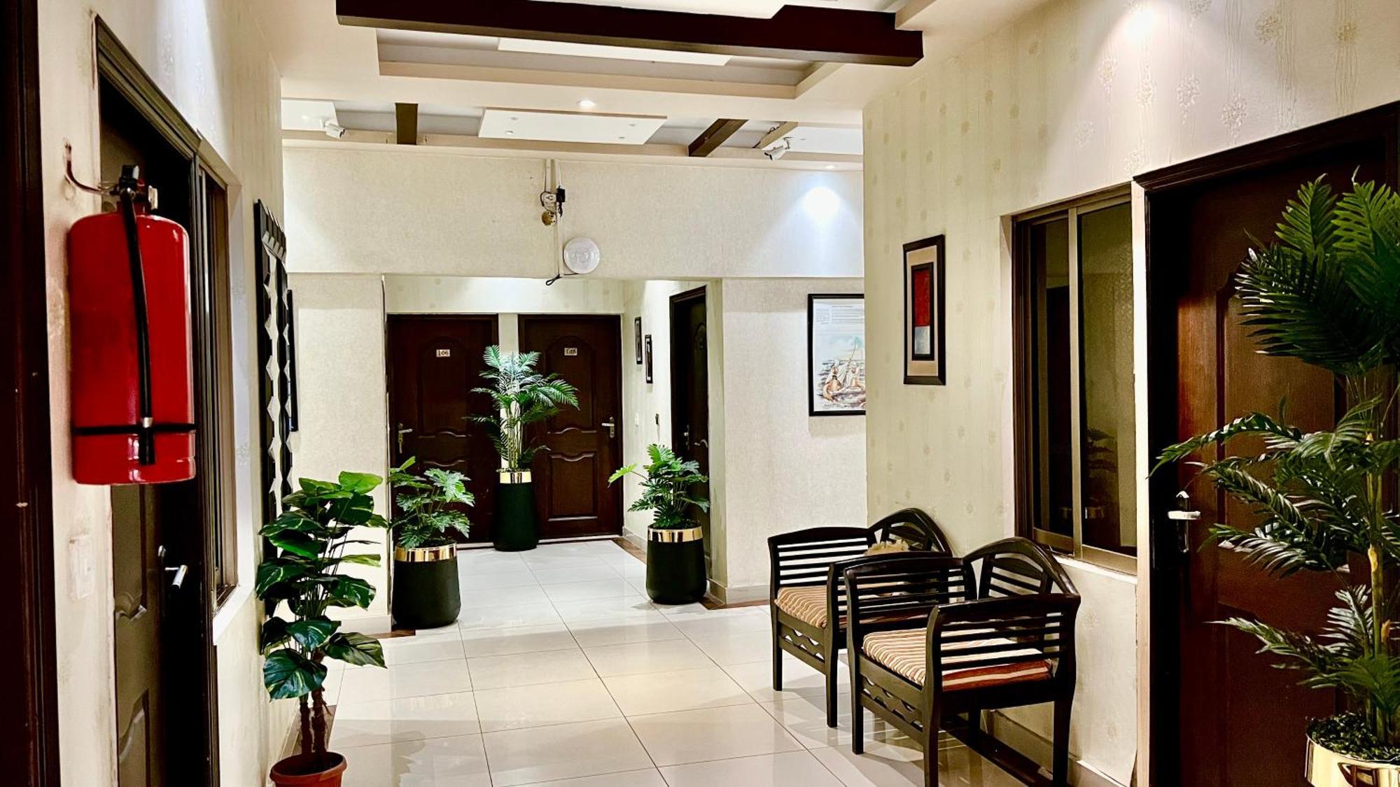 Royal Inn Hotel Karachi Exterior photo